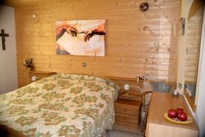 维登希Haus Moser的一间卧室设有一张床和木墙