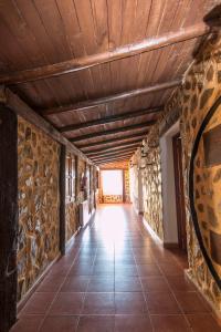 CantagalloEl Tirol的走廊设有石墙和木制天花板