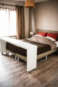 布鲁日B&B A Dream City spa & Massages的卧室铺有木地板,配有一张白色的床。