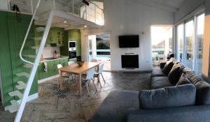 圣马尔塔奥尔蒂盖拉Celtigos Beach Resort的客厅配有沙发和桌子