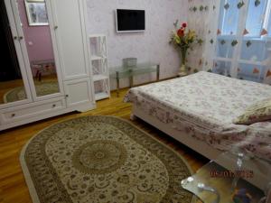 苏梅Lushpy Apartment的一间卧室配有一张床、地毯和镜子