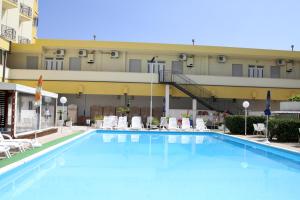 里米尼蒙马特公寓酒店的酒店前方的大型游泳池