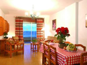 阿尔姆尼卡Bertur Tao的厨房以及用餐室,配有带水果的桌子。