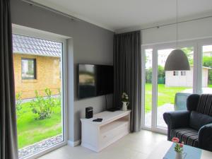 奥斯赛拜-塞林Dorie的客厅配有电视、沙发和窗户。