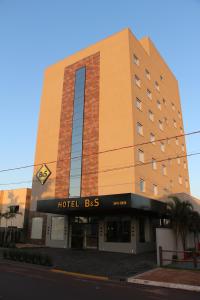 Nova AndradinaHotel B&S的上面标有酒店标志的酒店大楼
