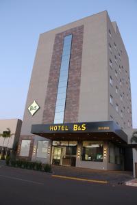 Nova AndradinaHotel B&S的建筑上标有酒店标志