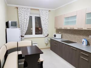 晓尔科沃Щёлковские квартиры - Богородский 2的一个带桌子和窗户的小厨房
