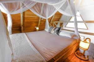 米查维巴拉丁桑给巴尔海滩酒店的一间卧室配有带蚊帐的床