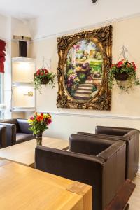 伦敦玫瑰景色亚历山德拉宫酒店的挂在墙上的画,有桌椅