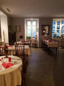 奥尔贝德巴里斯酒店的用餐室设有桌椅和窗户。