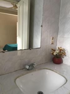 塔里哈Linda Casa Acogedora的浴室水槽设有镜子和浴缸