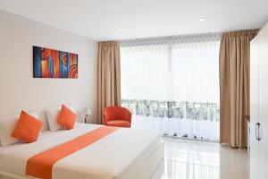 乔木提恩海滩阳光海滩酒店的酒店客房设有床和窗户。