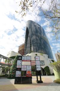 竹北新竹安捷国际酒店的前面有标志的大建筑