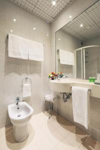 米兰坎皮恩酒店的一间带水槽、卫生间和镜子的浴室