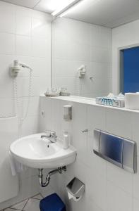 科隆科隆歌剧院酒店的白色的浴室设有水槽和镜子