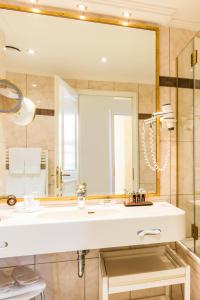 德累斯顿罗曼蒂克布洛住所酒店的一间带水槽和大镜子的浴室