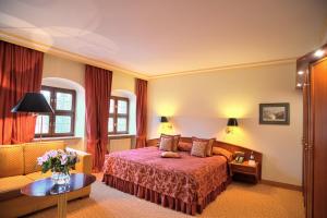 德累斯顿罗曼蒂克布洛住所酒店的酒店客房,配有床和沙发