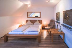 布克斯泰胡德欧弗格奈尔酒店的一间卧室配有一张大床和一张桌子