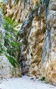 CastelfrentanoB&B Casa Tua的两个人穿过一个岩石峡谷