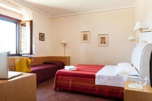 林瓜格洛萨Agriturismo Valle Galfina的酒店客房,配有床和沙发