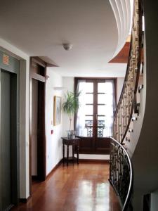 卢安科广场一号酒店的房屋内带螺旋楼梯的走廊