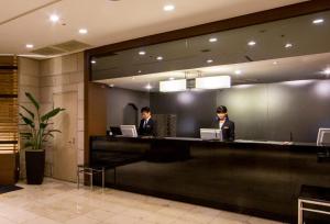 川崎川崎日航酒店的两名坐在酒店大堂柜台的宾客