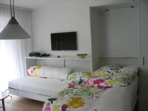 阿罗萨Casa Irmella 16的卧室配有一张床,墙上配有电视。