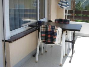 阿罗萨Casa Irmella 16的窗前的桌椅