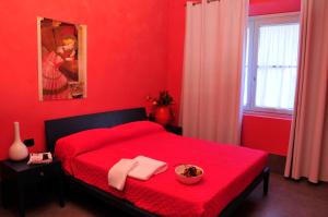 萨尔泰阿诺艾列奇中心酒店的红色的卧室,配有红色的床和碗