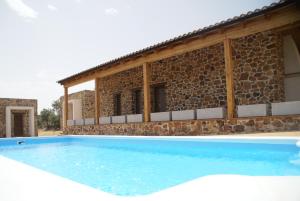 Casa Rural "El Peralillo"内部或周边的泳池