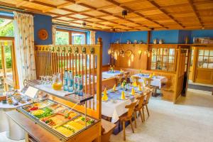 WindsbachLandgasthof Schwarz的一间餐厅配有桌椅,提供食物