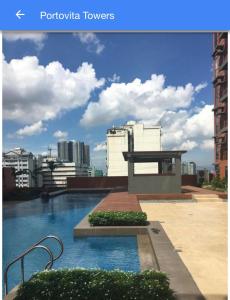 马尼拉波多维塔托尔公寓的建筑物屋顶上的游泳池
