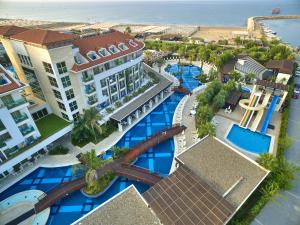 锡德苏尼斯埃夫伦海滩水疗度假酒店 的享有蓝色泳池的度假村的顶部景致