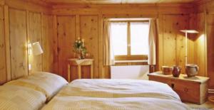 齐利斯阿特普斯特酒店的一间卧室设有一张床和一个窗口