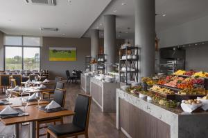 阿尔米隆温泉Salinas del Almiron Resort Termal的餐厅设有桌椅,供应自助餐。