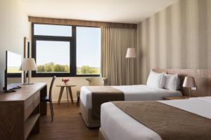 阿尔米隆温泉Salinas del Almiron Resort Termal的酒店客房设有两张床和电视。