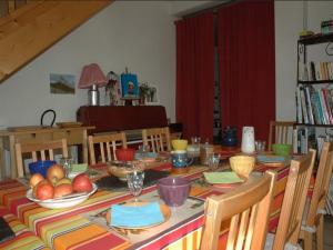布齐耶比利牛斯2000安琪莉小木屋旅馆的一张餐桌,上面摆放着水果和盘子