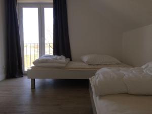 卡尔斯哈根DHH Claire_SAWO的带窗户的客房内的两张床