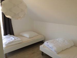 卡尔斯哈根DHH Claire_SAWO的一间设有两张床和灯具的客房