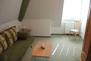 卡尔斯哈根Fewo An der Duene 5b_BAER的客厅配有沙发和桌子