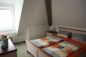 卡尔斯哈根Fewo An der Duene 5b_BAER的一间卧室设有两张单人床和一个窗户。