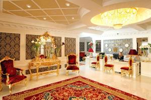 基辅皇家奥林匹克酒店的配有桌椅和吊灯的客房