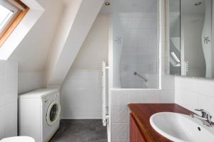圣马洛Le Chateaubriand by Cocoonr的一间带水槽和洗衣机的浴室