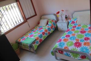 佩尼斯科拉Adosado Adelfas的一间小卧室,配有床和窗户