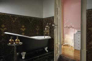 波尔图Boavista Eco-Luxury House的一间位于客房内的带黑白浴缸的浴室