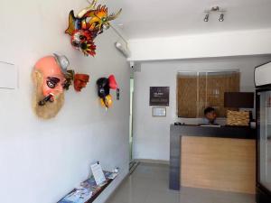 伊基克Hotel Velero Centro的墙上有面具的柜台