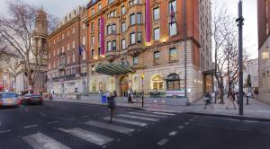 伦敦布鲁姆斯伯里大使酒店的街道上拥有建筑和汽车的城市街道