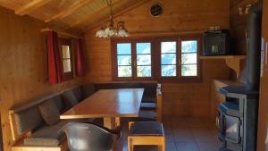 阿尔宾内Chalet Marina的一间带木桌和椅子的用餐室