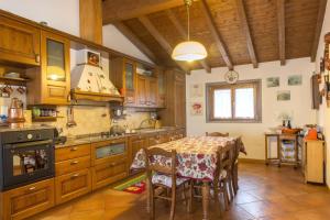 卢尼贾纳自由镇CASA VACANZA VILLA DeA的一间厨房,里面配有桌椅