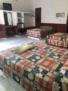 比亚埃尔莫萨Hotel Madero的一间酒店客房,房间内设有三张床